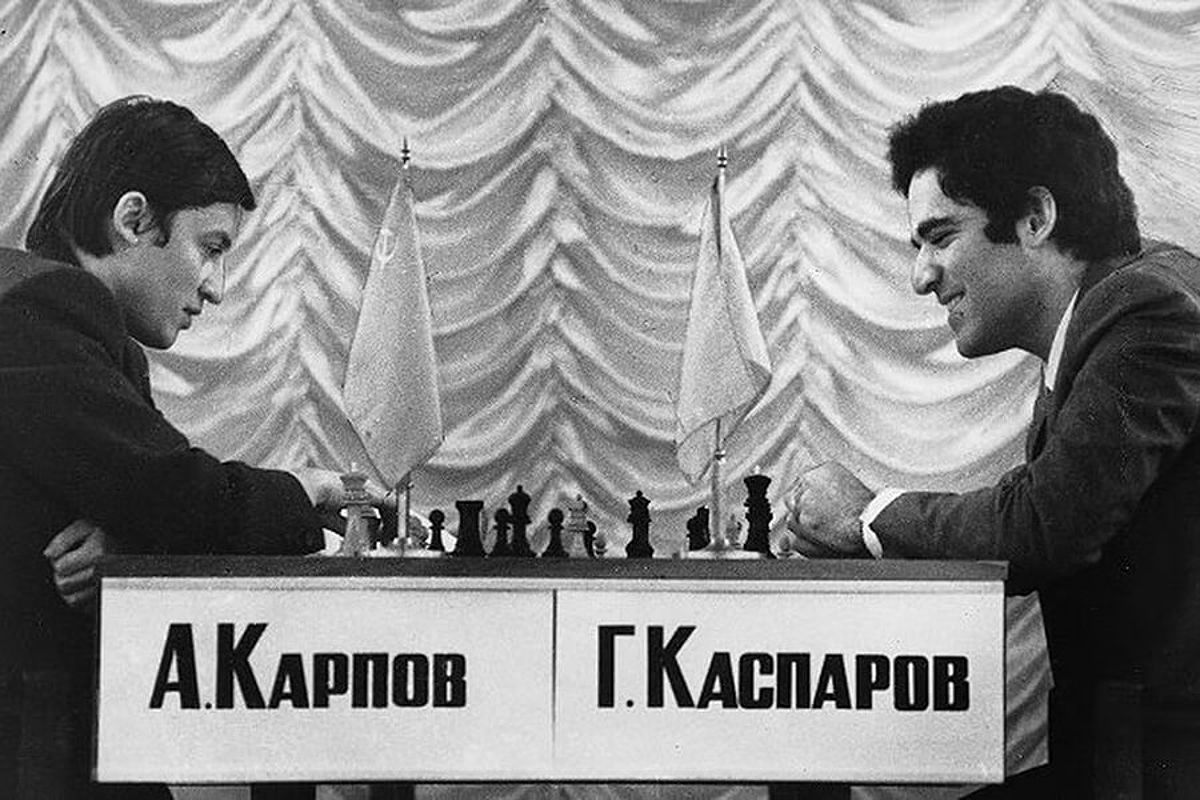 Anatoly Karpov và Garry Kasparov trong trận đấu