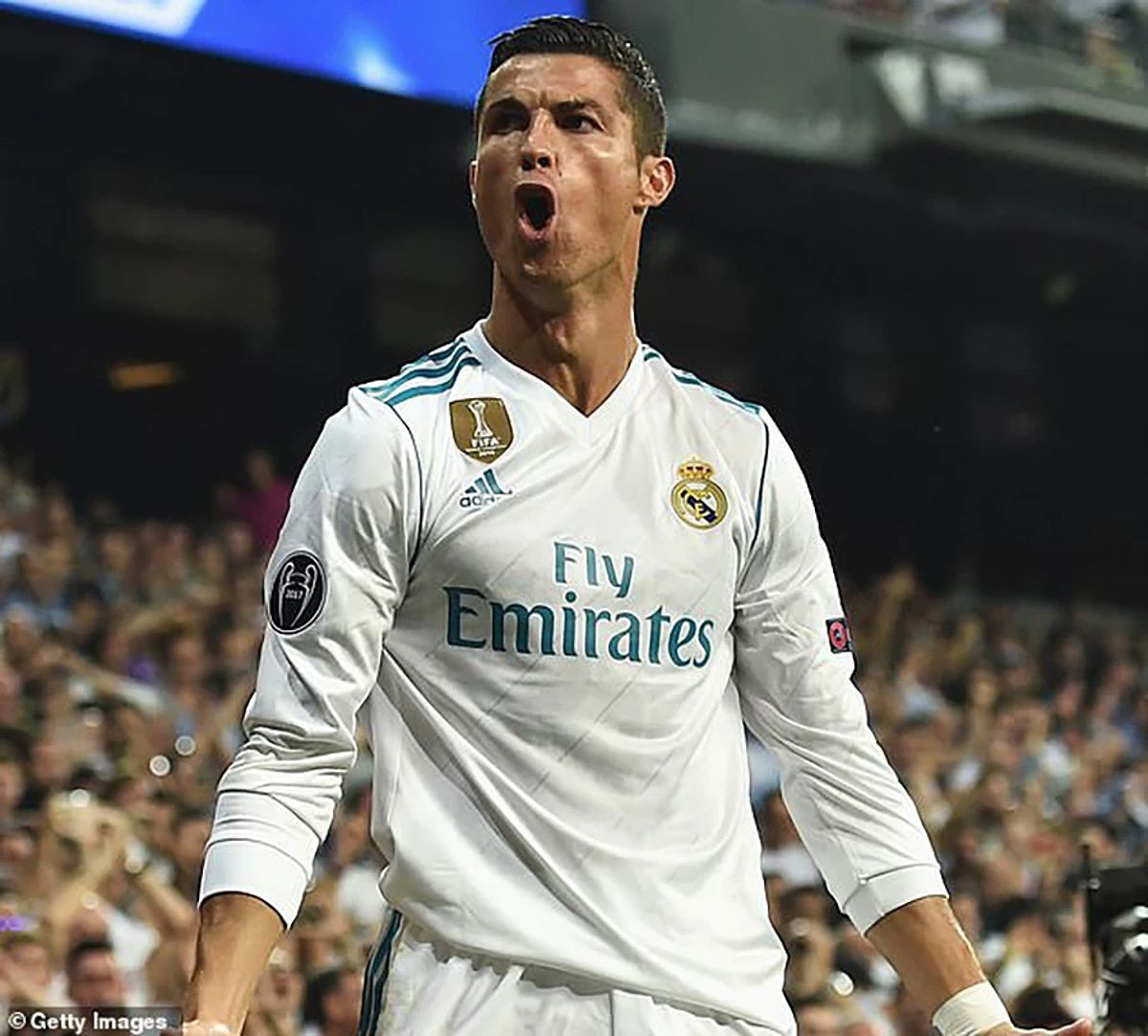 Cristiano Ronaldo ghi bàn cho Real Madrid