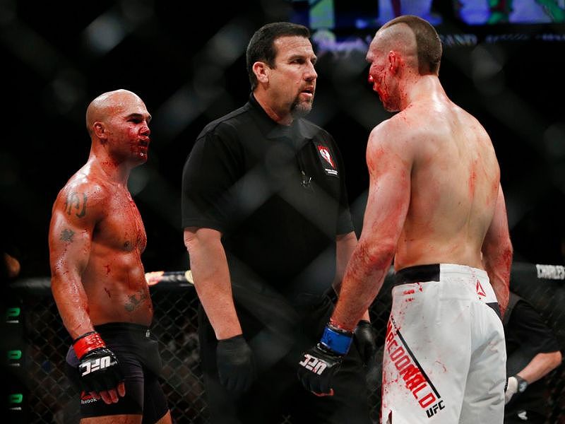 Trận đấu giữa Rory MacDonald và Robbie Lawler năm 2015